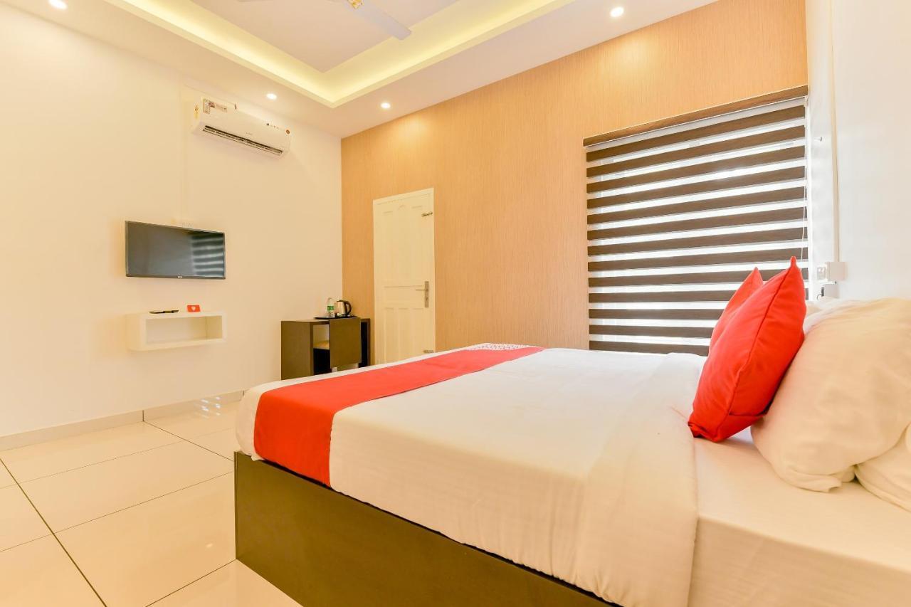 Vaccinated Staff - Oyo 15973 F Square Hotel Kochi Exterior foto