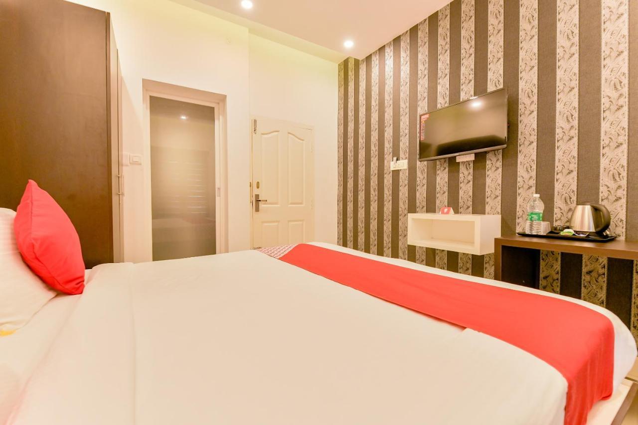 Vaccinated Staff - Oyo 15973 F Square Hotel Kochi Exterior foto