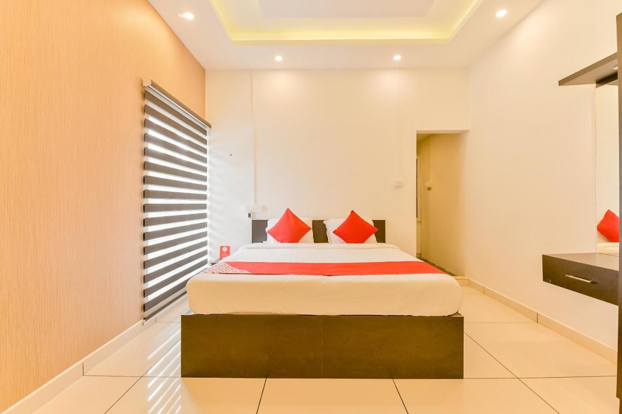 Vaccinated Staff - Oyo 15973 F Square Hotel Kochi Exterior foto