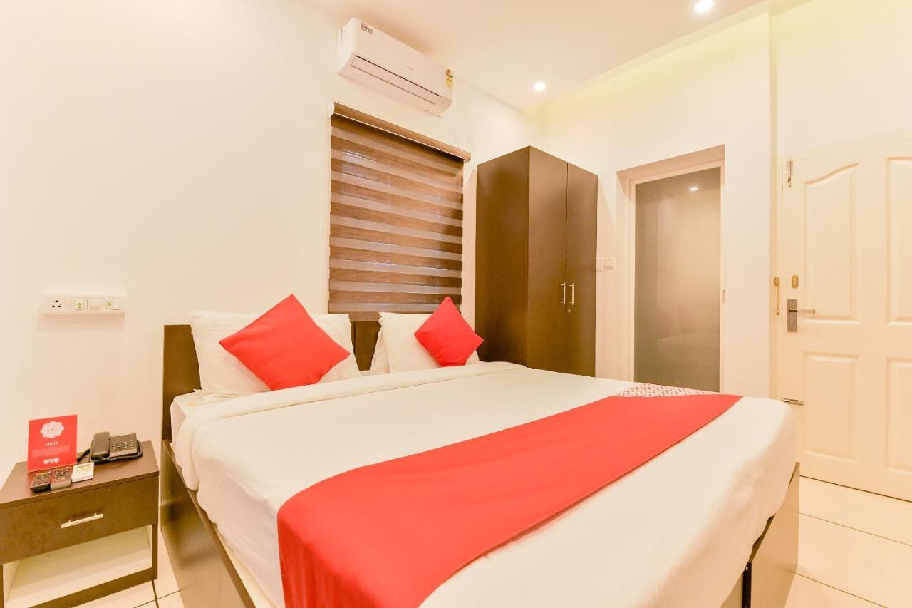 Vaccinated Staff - Oyo 15973 F Square Hotel Kochi Exterior foto