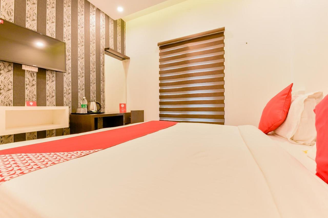 Vaccinated Staff - Oyo 15973 F Square Hotel Kochi Exterior foto
