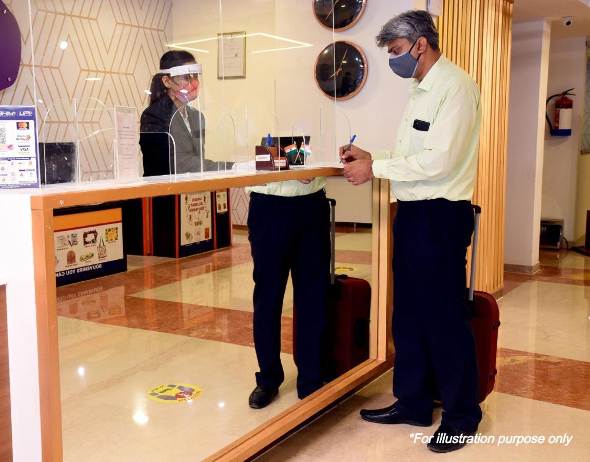 Vaccinated Staff - Oyo 15973 F Square Hotel Kochi Exterior foto